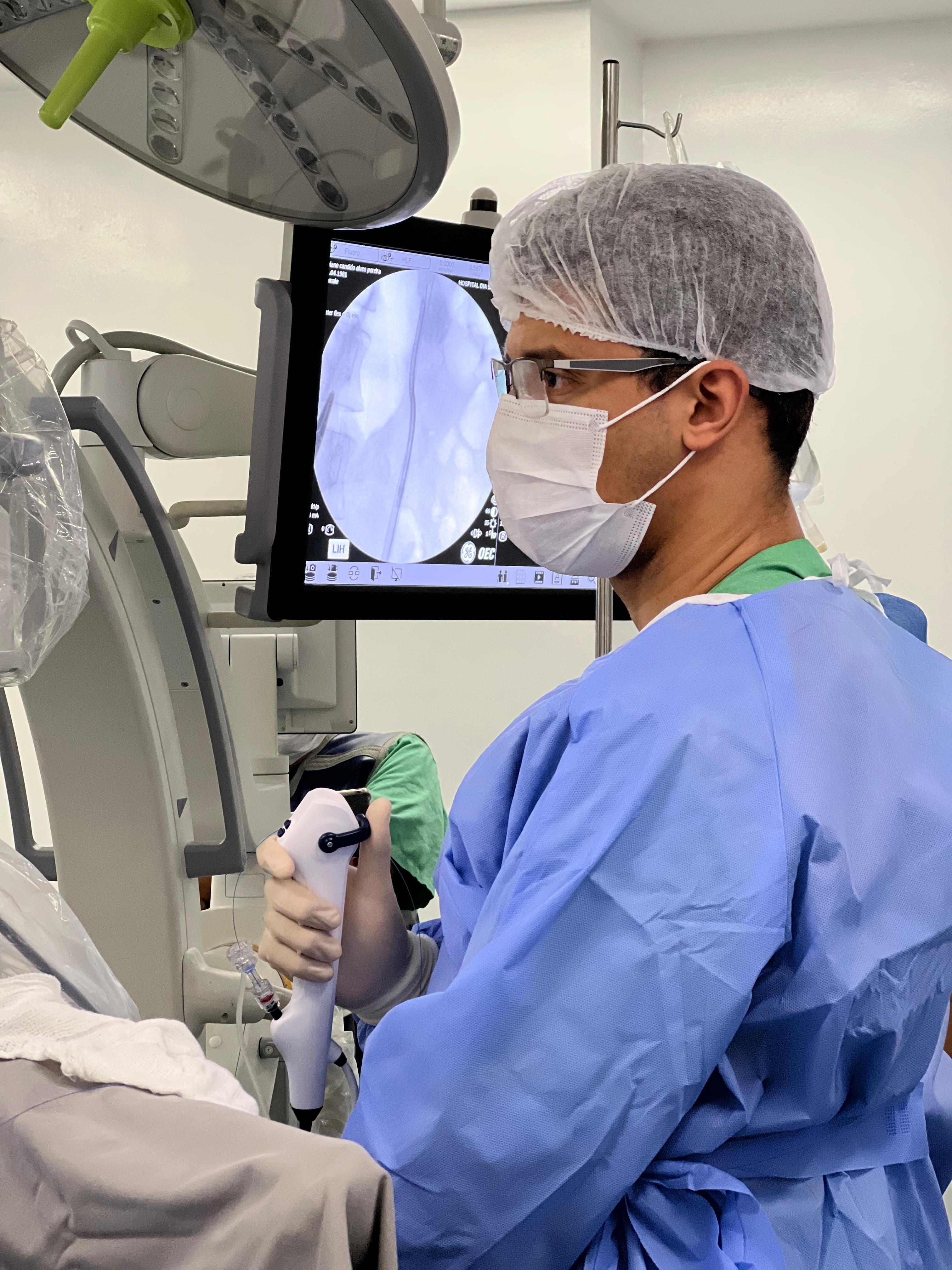 Dr. Rafael em atuação cirúrgica